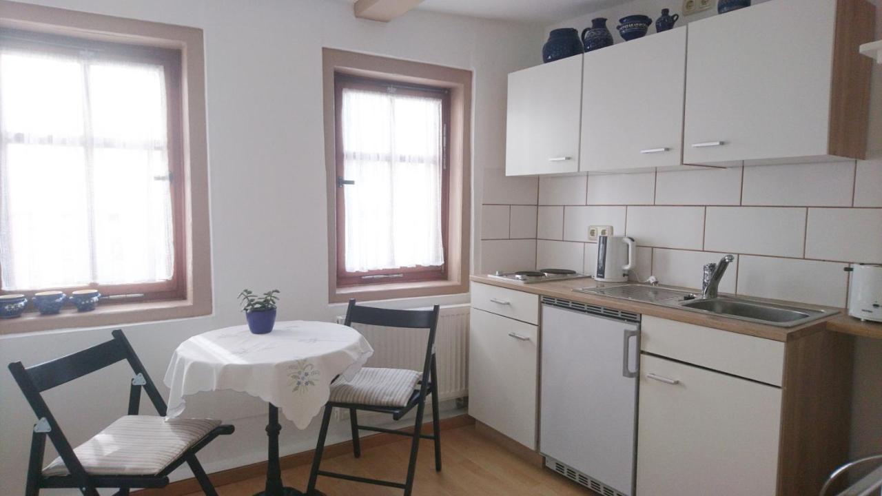Haus Zum Kleinen Helm Apartment Ерфурт Екстериор снимка