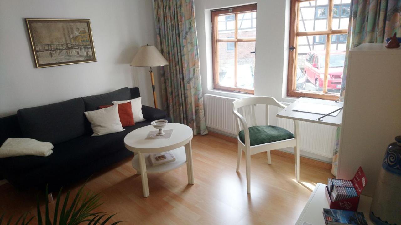 Haus Zum Kleinen Helm Apartment Ерфурт Екстериор снимка