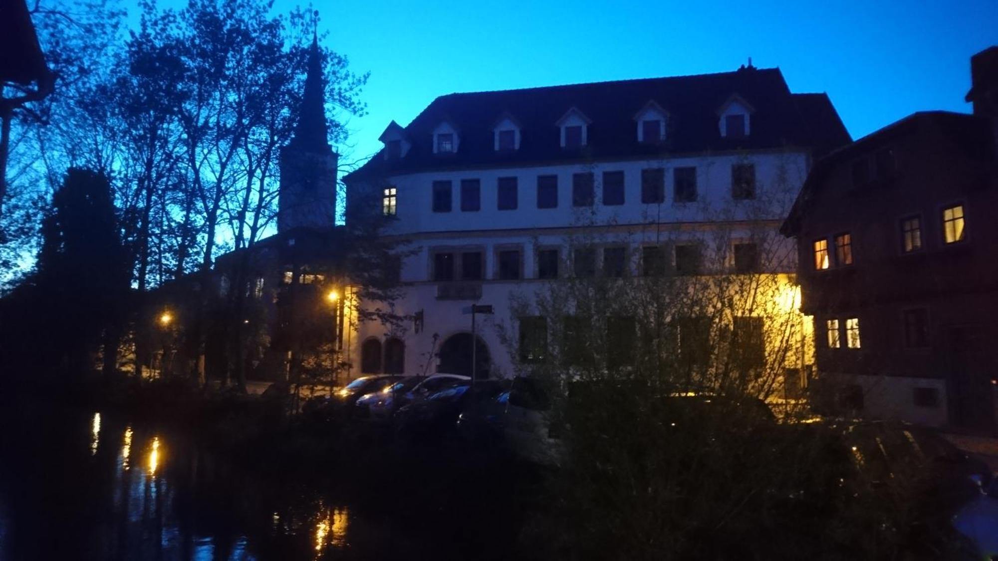Haus Zum Kleinen Helm Apartment Ерфурт Екстериор снимка