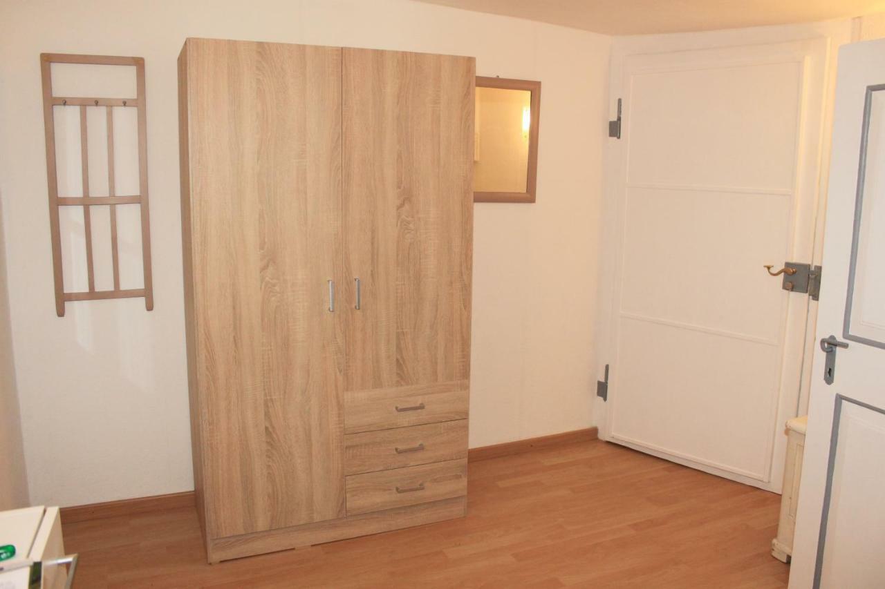 Haus Zum Kleinen Helm Apartment Ерфурт Екстериор снимка