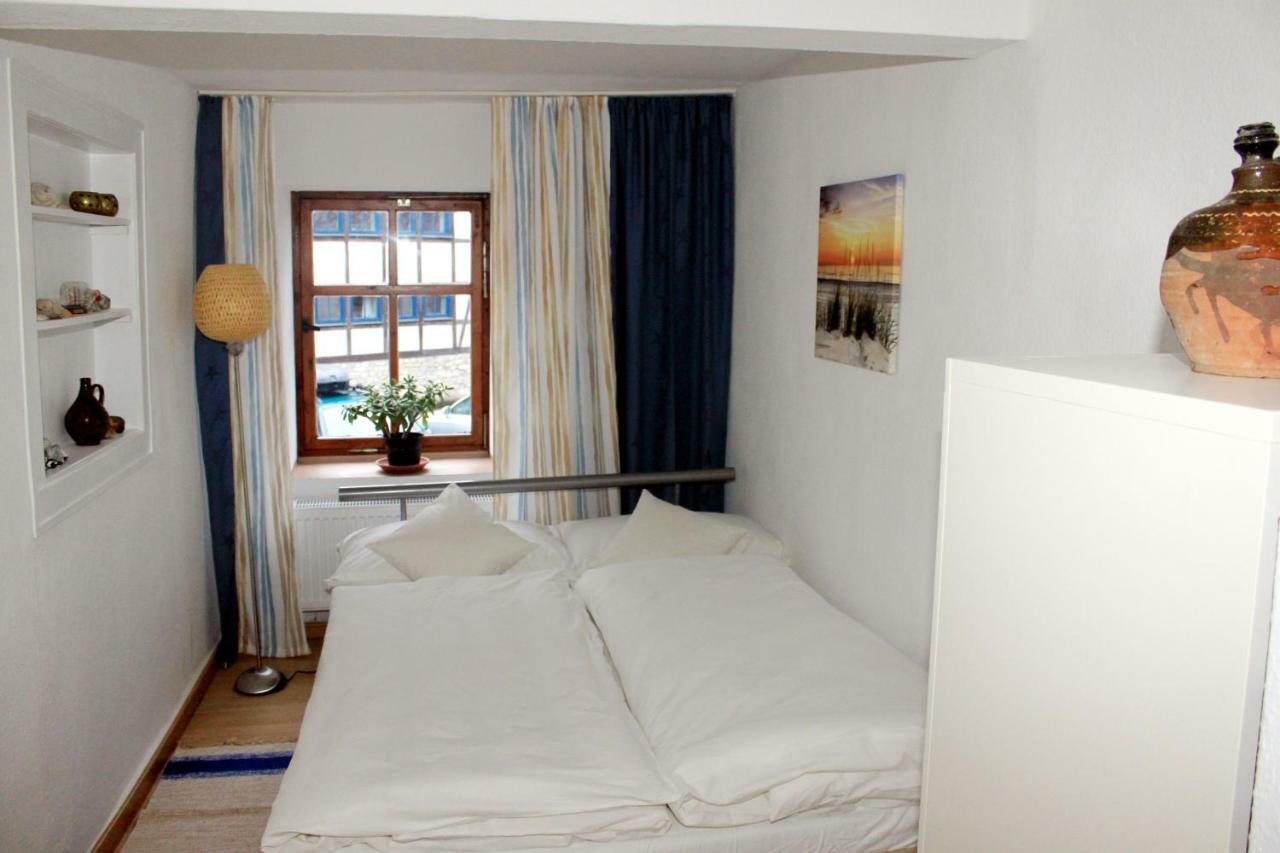 Haus Zum Kleinen Helm Apartment Ерфурт Екстериор снимка