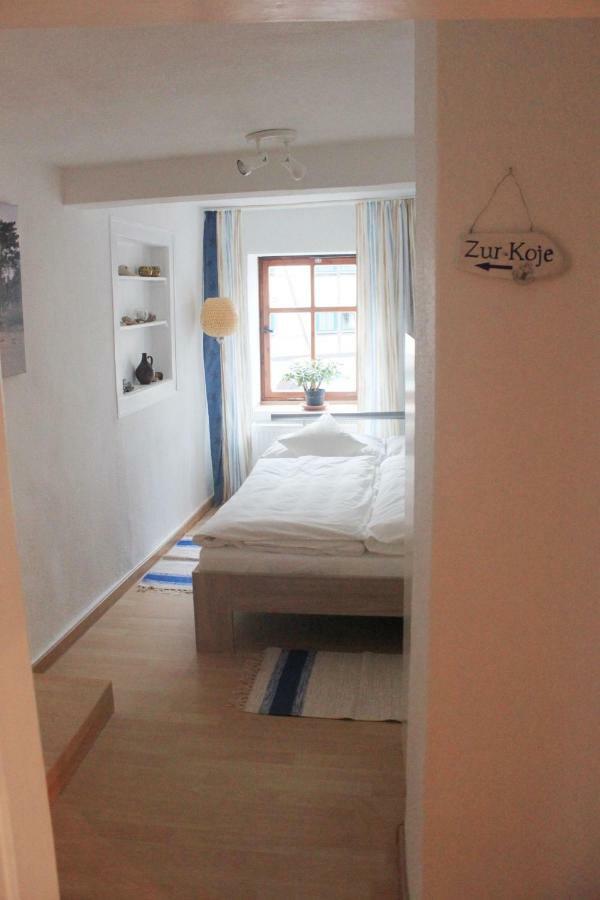 Haus Zum Kleinen Helm Apartment Ерфурт Екстериор снимка