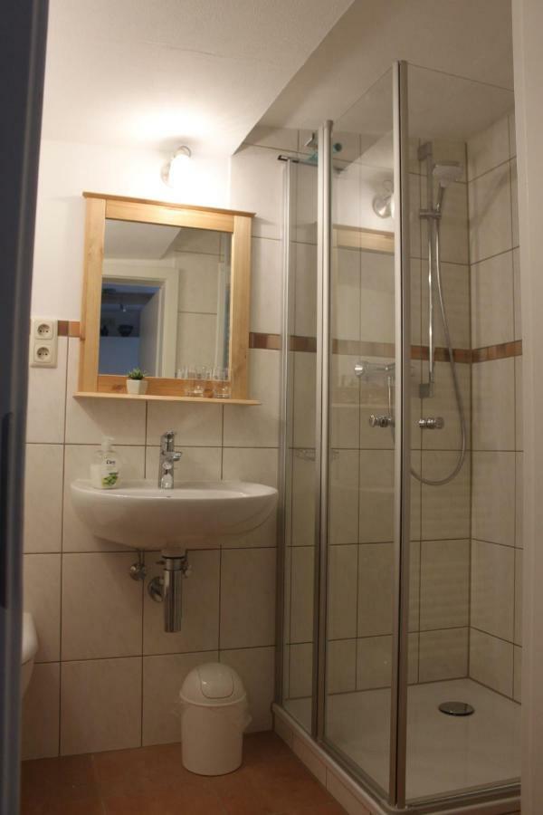 Haus Zum Kleinen Helm Apartment Ерфурт Екстериор снимка